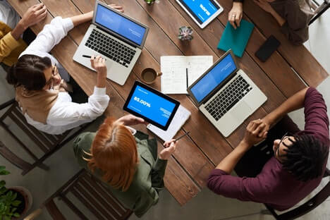 Equipe de programadores trabalhando de forma coperativa